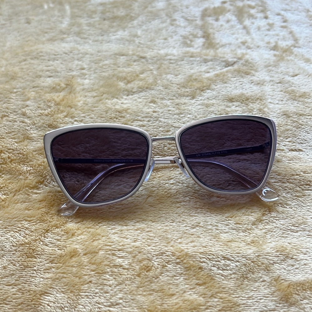 Quay women’s glasses with pouch